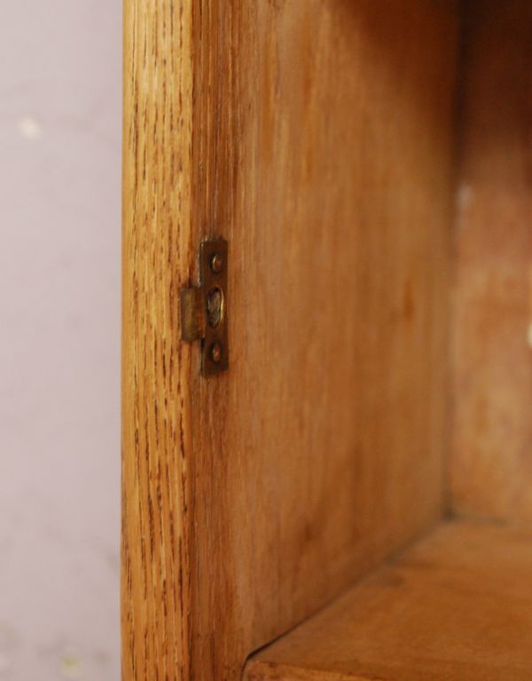 ウォールキャビネット　アンティーク家具　アンティークの小さな家具、タオルバー付き木製のスモールキャビネット。金具も当時のものです。(d-1084-f)