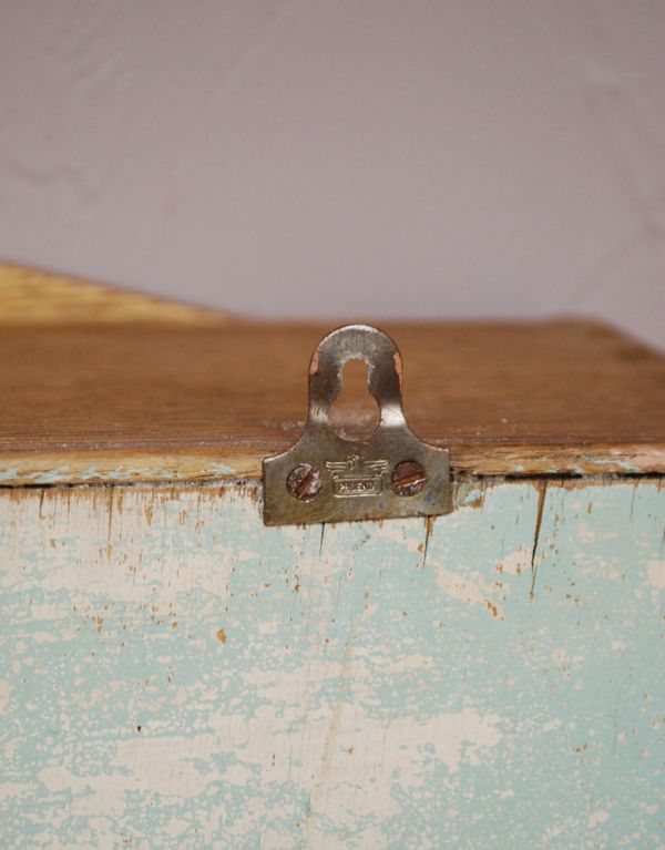 ウォールキャビネット　アンティーク家具　アンティークの小さな家具、タオルバー付き木製のスモールキャビネット。壁に取り付ける用の金具が付いています。(d-1084-f)