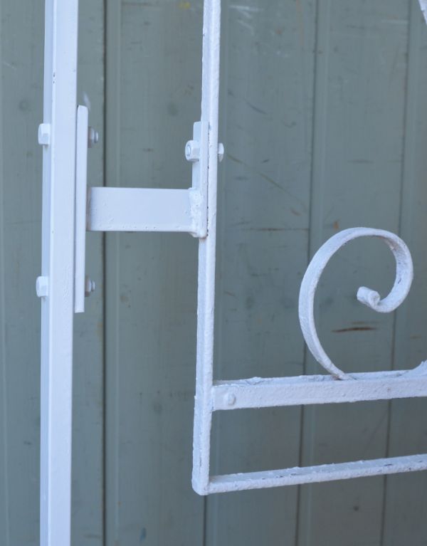 ドア・ゲート　アンティーク家具　イングリッシュガーデンアイテム、アンティークガーデンフェンス（ホワイト）。キチンとお直ししてありますので、ご安心ください。(d-1113-f)