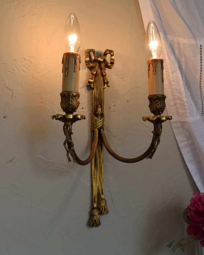 壁付けブラケット　照明・ライティング　フランスアンティーク、リボン付きの可愛い真鍮製ウォールブラケット（Ｅ17シャンデリア球付）。灯りが灯るとさらにロマンチックな雰囲気になります。(d-1114-z)