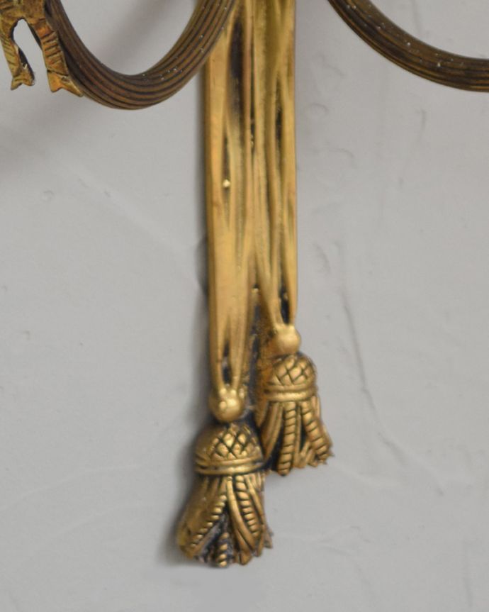 壁付けブラケット　照明・ライティング　フランスアンティーク、リボン付きの可愛い真鍮製ウォールブラケット（Ｅ17シャンデリア球付）。真鍮でタッセルが再現されています。(d-1114-z)