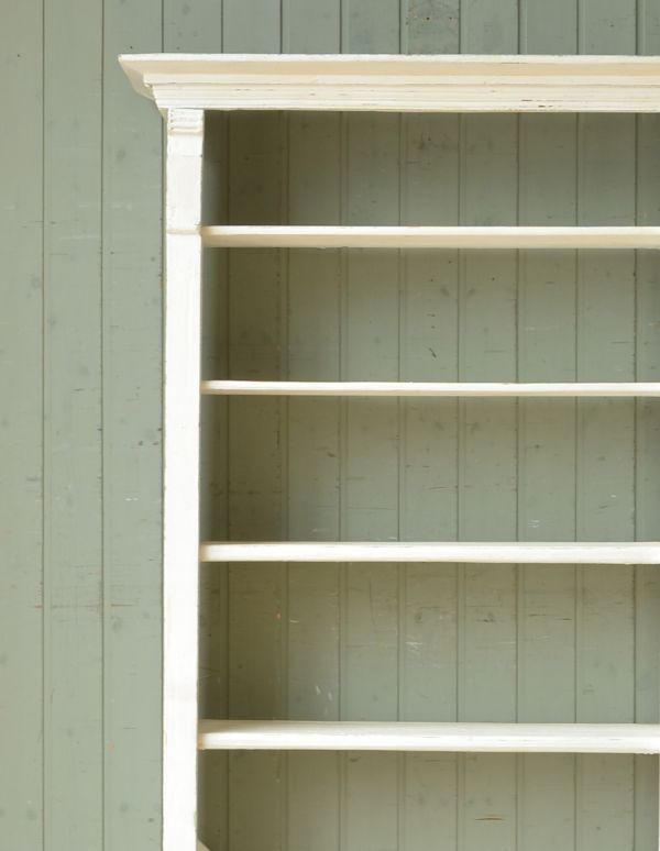 アンティークのキャビネット　アンティーク家具　アンティークのフレンチスタイルの家具、ホワイト色のブックケース（本棚）。見た目の美しさはモチロン、しっかり収納力もある優れたブックシェルフです。(d-1123-f)