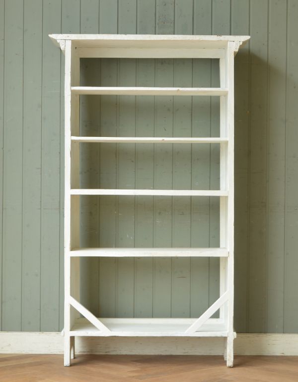 アンティークのキャビネット　アンティーク家具　アンティークのフレンチスタイルの家具、ホワイト色のブックケース（本棚）。裏からみるとこんな感じです。(d-1123-f)