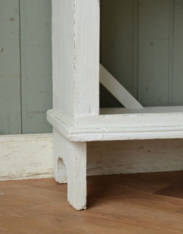 アンティークのキャビネット　アンティーク家具　アンティークのフレンチスタイルの家具、ホワイト色のブックケース（本棚）。しっかりとした安定感があります。(d-1123-f)