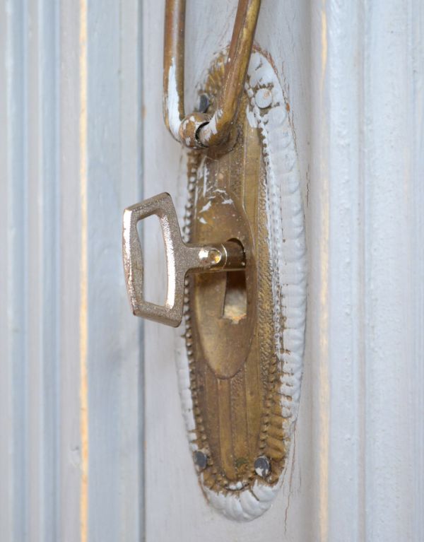 アンティークのキャビネット　アンティーク家具　フランスのアンティーク家具、グレーペイントのガラスキャビネット。取っ手の部分に鍵穴が付いています。(d-1130-f)