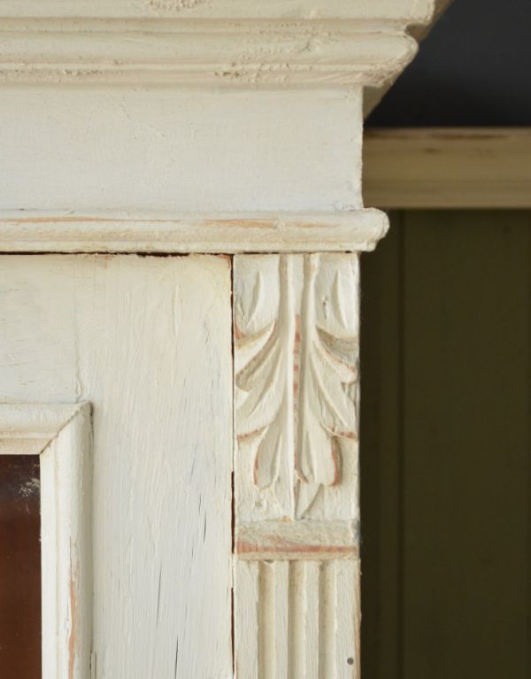 アンティークのキャビネット　アンティーク家具　フランスのアンティーク家具、ホワイトペイントのガラスキャビネット。美しい彫にうっとり。(d-1131-f)