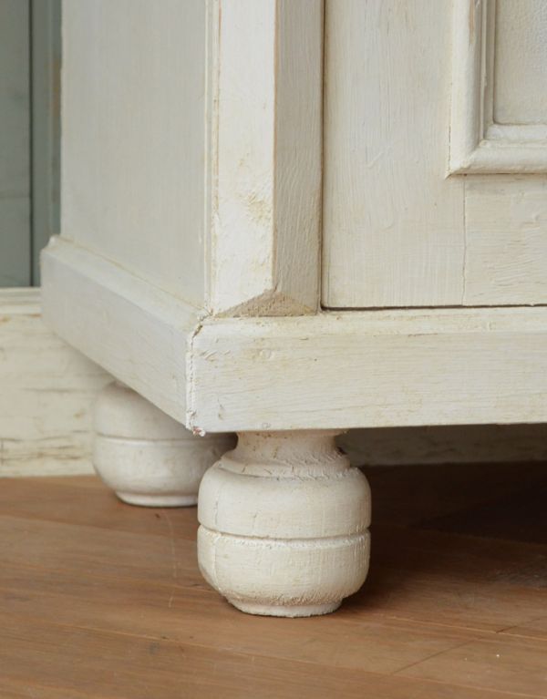 アンティークのキャビネット　アンティーク家具　フランスのアンティーク家具、ホワイトペイントのガラスキャビネット。玉ねぎ形の脚。(d-1131-f)