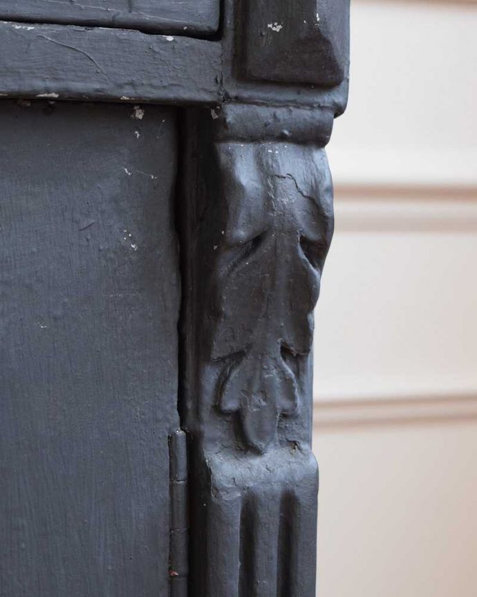 アンティークのキャビネット　アンティーク家具　フランスの可愛いアンティーク家具、ブラックペイントのドレッサー。フランスらしく美しい彫さりげなく施された彫。(d-1133-f)
