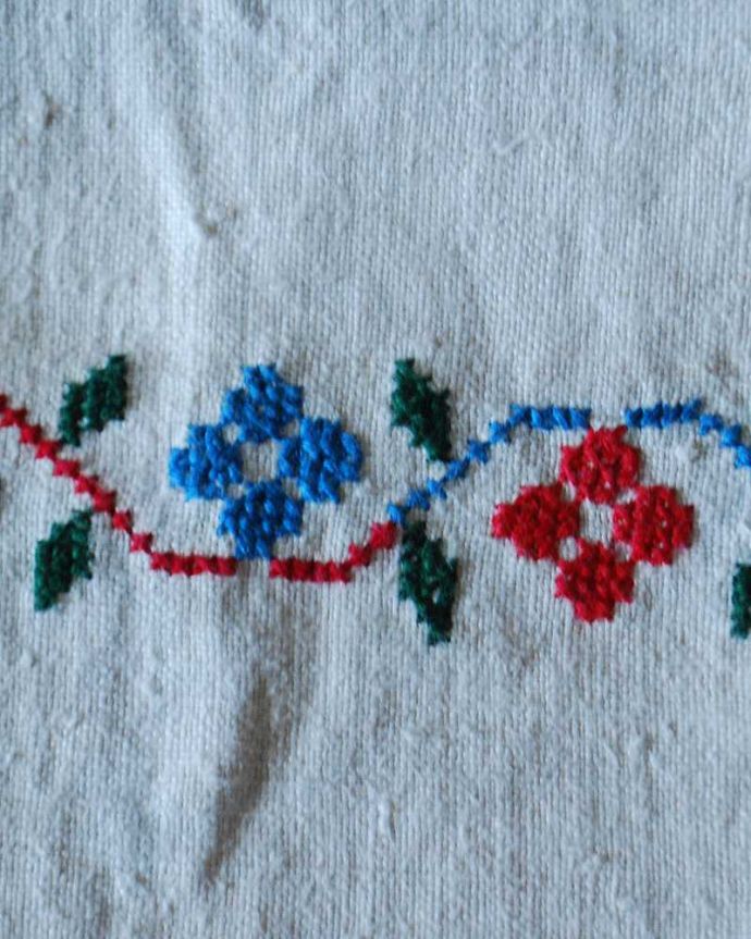 アンティーク 布製の雑貨　アンティーク雑貨　２色のお花＆イニシャルの刺繍入りのアンティークハンガリーリネン。昔のお嫁入り道具一つ一つ、手で刺繍が入っているハンガリアンリネンは、昔のお嫁入道具として持たされたもの。(d-1143-z)