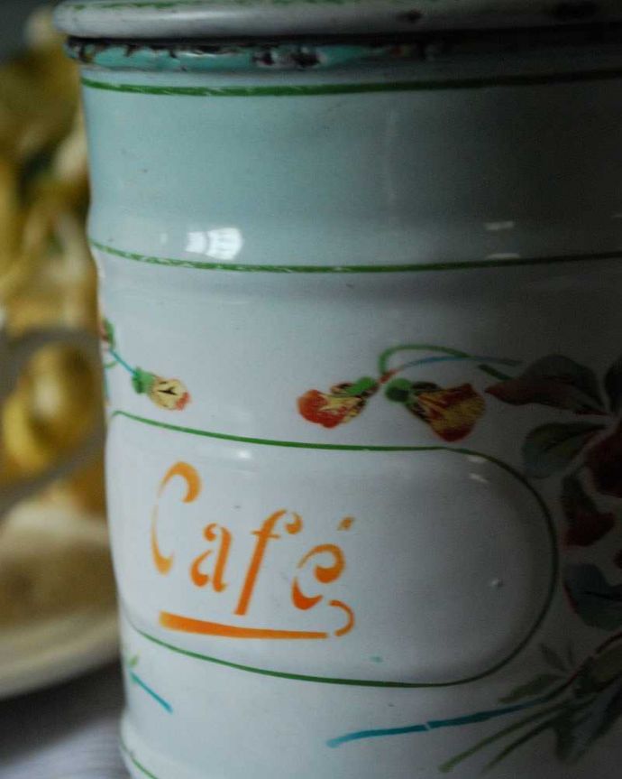 アンティーク 陶磁器の雑貨　アンティーク雑貨　1930年代のアンティーク キャニスター（CAFE）。黄色と紫のフレンチパンジーがCAFE（コーヒー）の両側に寄り添い、とっても素敵です。(d-1151-z)