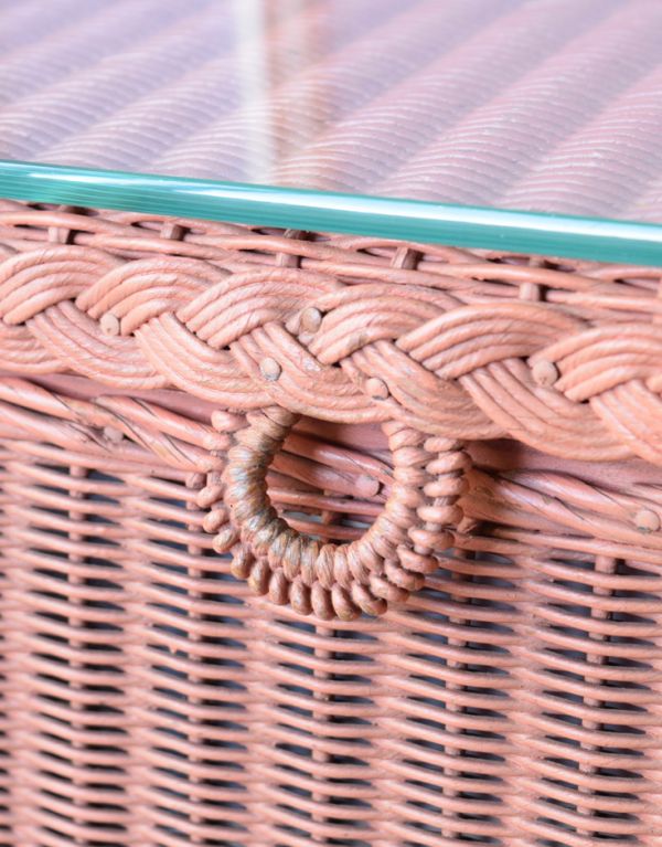 ロイドルーム　アンティーク家具　ピンク色のロイドルームボックス、イギリスの伝統技法を用いたアンティーク家具。ふたの縁には可愛い編み目があります。(d-1153-f)