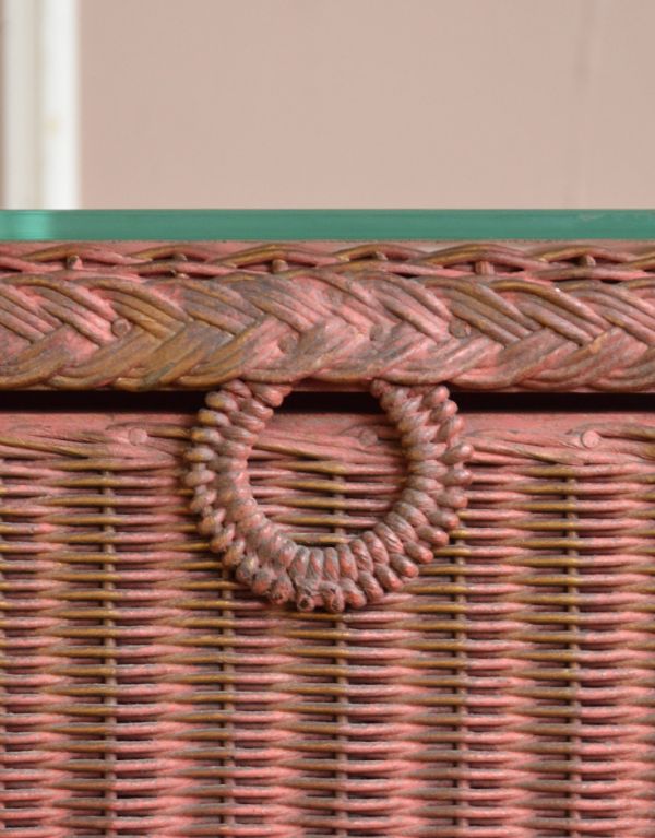 ロイドルーム　アンティーク家具　イギリスから届いたキレイなアンティークロイドルームボックス（ピンク色）。ふたの縁には可愛い編み目があります。(d-1154-f)