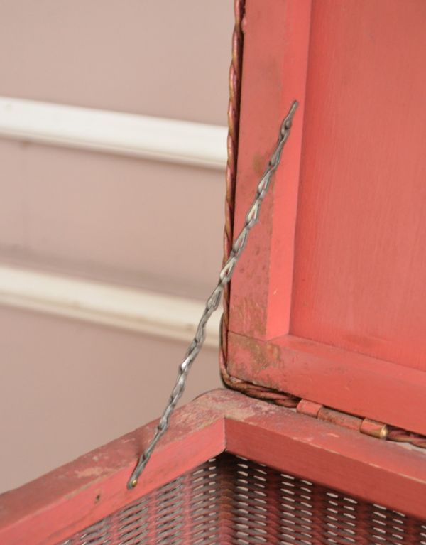 ロイドルーム　アンティーク家具　イギリスから届いたキレイなアンティークロイドルームボックス（ピンク色）。チェーンでつないでいるので安心です。(d-1154-f)
