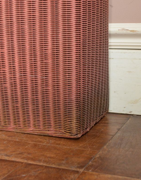 ロイドルーム　アンティーク家具　イギリスから届いたキレイなアンティークロイドルームボックス（ピンク色）。底もしっかりとした安定感があります。(d-1154-f)