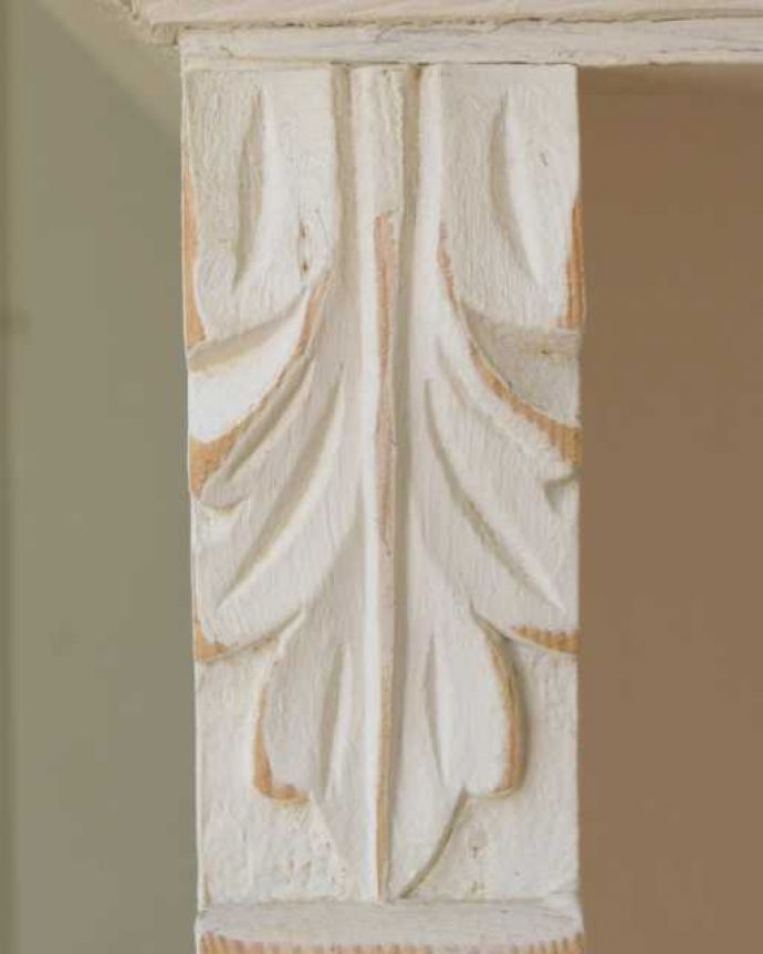 アンティークのキャビネット　アンティーク家具　アンティークのペイント家具、ホワイト色のオープンキャビネット（本棚）。やっぱりココがフランスらしい美しい彫にうっとり･･･ポイントポイントの装飾がキレイです。(d-1162-f)
