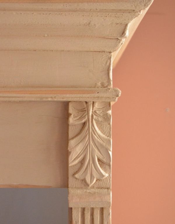 アンティークのキャビネット　アンティーク家具　アンティークのフレンチインテリア、引き出し付きのブックケース（クリームペイント）。やっぱりココがフランスらしい美しい彫にうっとり･･･ポイントポイントの装飾がキレイです。(d-1164-f)