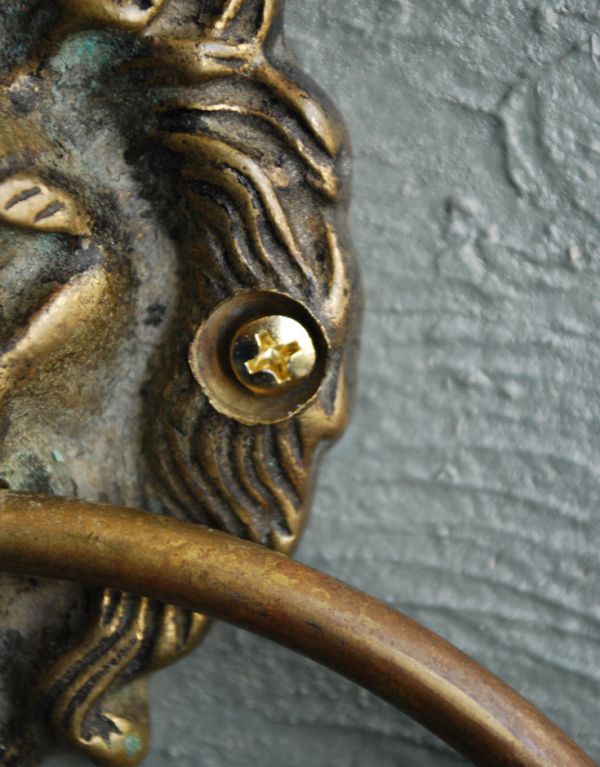 シルバーのカトラリー　アンティーク雑貨　英国アンティーク、真鍮製ライオンヘッドのタオルリング。ビスを付ける箇所が両サイドに付いています。(d-1174-z)