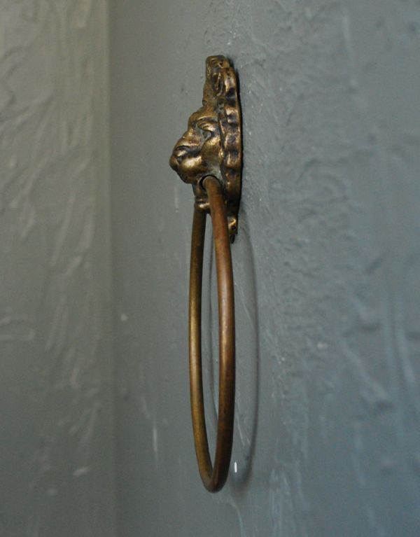 シルバーのカトラリー　アンティーク雑貨　英国アンティーク、真鍮製ライオンヘッドのタオルリング。横からみるとこんな感じです。(d-1174-z)