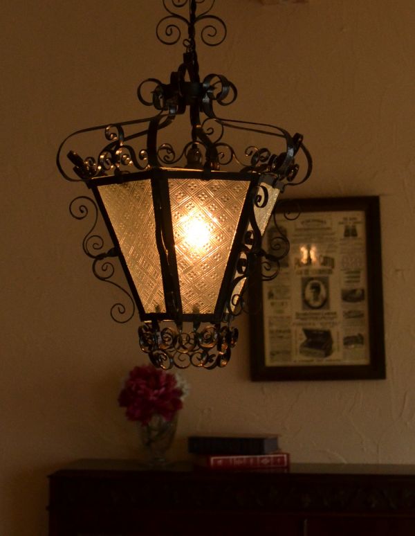 ペンダントライト　照明・ライティング　アイアンのデザインがお洒落なアンティークランプ　1灯タイプ。アンティークのみ見ることの出来る輝きを、ぜひお家で楽しんで下さいね。(d-1188-z)