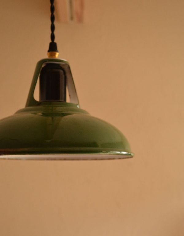 アンティークの照明　照明・ライティング　アンティークのホーローペンダントライト。お部屋のアクセントカラーになってくれる、オリーブグリーンです。(d-1189-z)