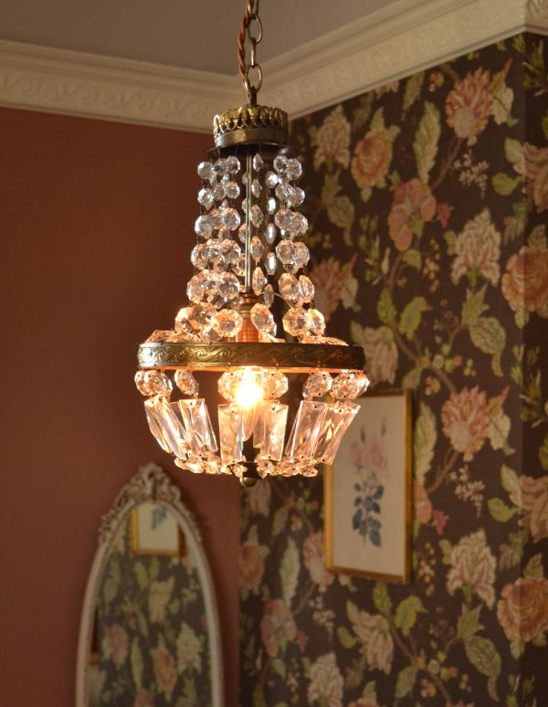 シャンデリア　照明・ライティング　真鍮×ガラスパーツのアンティークシャンデリア（Ｅ17シャンデリア球付）。灯りが灯るとさらにゴージャスな雰囲気になります。(d-1191-z)