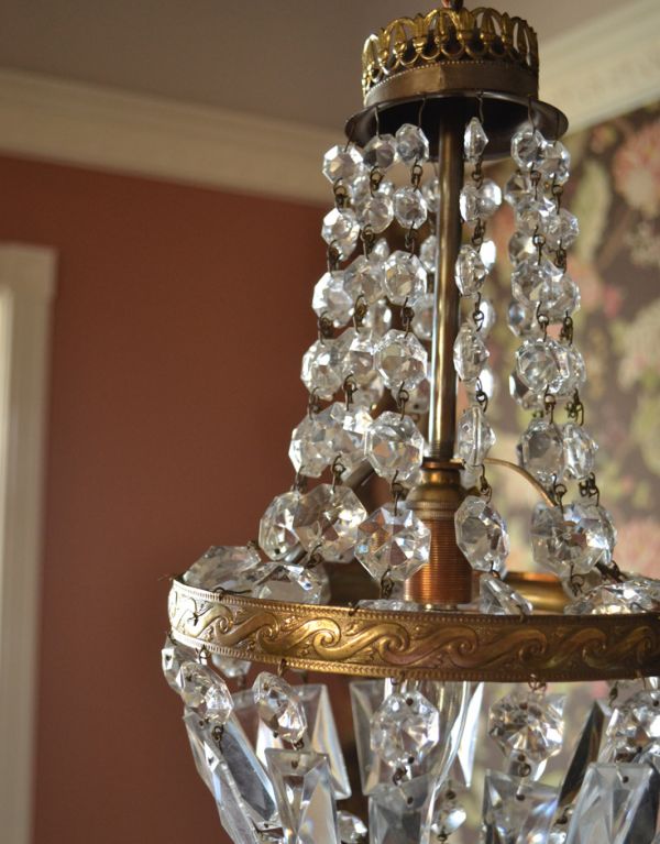 シャンデリア　照明・ライティング　真鍮×ガラスパーツのアンティークシャンデリア（Ｅ17シャンデリア球付）。真鍮部分にも飾りが入っていて、とてもオシャレです。(d-1191-z)
