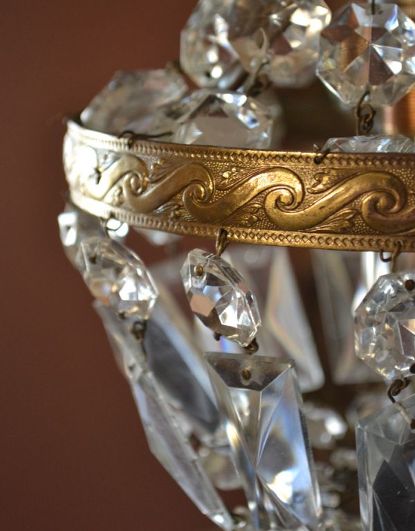 シャンデリア　照明・ライティング　真鍮×ガラスパーツのアンティークシャンデリア（Ｅ17シャンデリア球付）。真鍮細工も美しいデザインです。(d-1191-z)