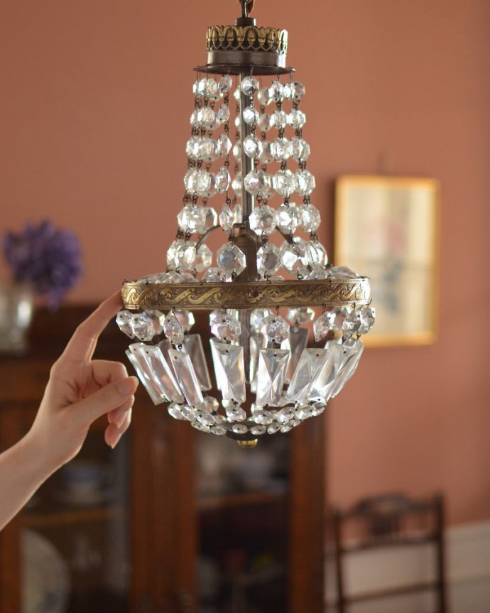 シャンデリア　照明・ライティング　真鍮×ガラスパーツのアンティークシャンデリア（Ｅ17シャンデリア球付）。取り付けやすい小ぶりなシャンデリアです。(d-1191-z)