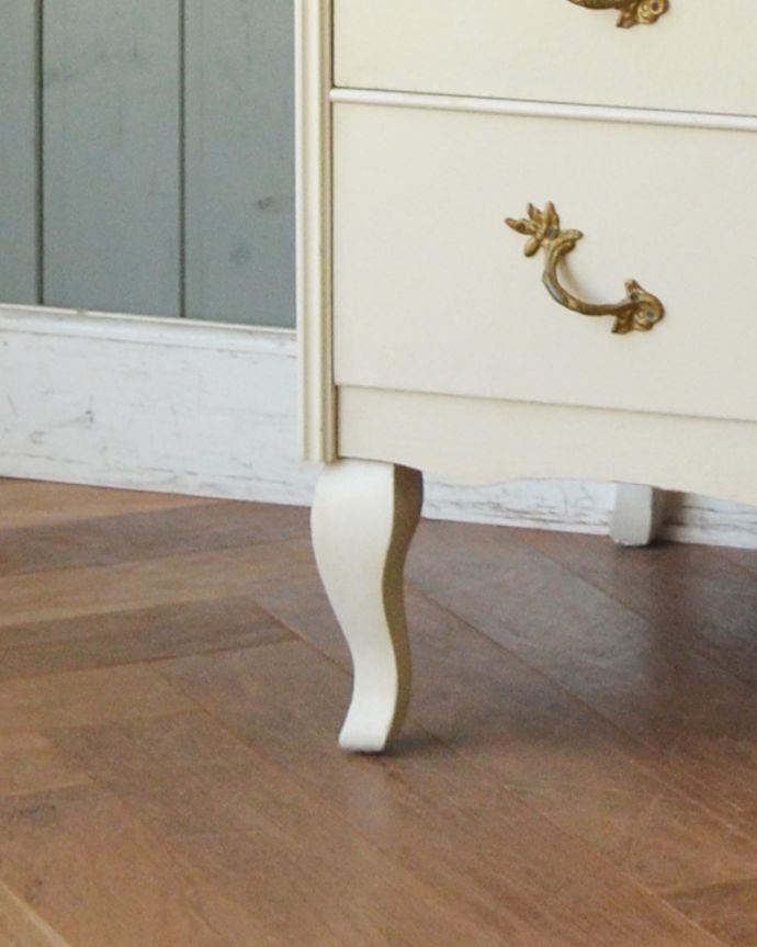 アンティークのチェスト　アンティーク家具　フランスのアンティーク家具、ドレッシーなチェストオブドローワー。美しい飾りが入っている脚です。(d-1228-f)