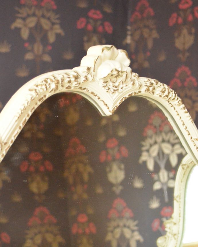 アンティークのドレッサー　アンティーク家具　アンティークのフレンチインテリア、白い三面鏡ドレッシングチェスト。トップにはアンティークならではの繊細な装飾があります。(d-1229-f)