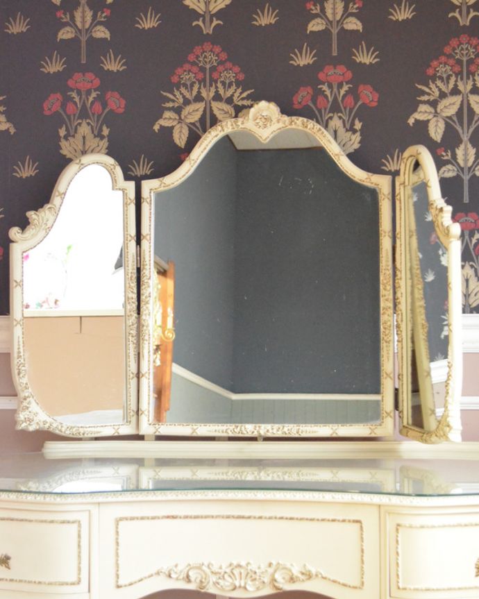 アンティークのドレッサー　アンティーク家具　アンティークのフレンチインテリア、白い三面鏡ドレッシングチェスト。大きな鏡はお部屋を広く見せる効果大。(d-1229-f)