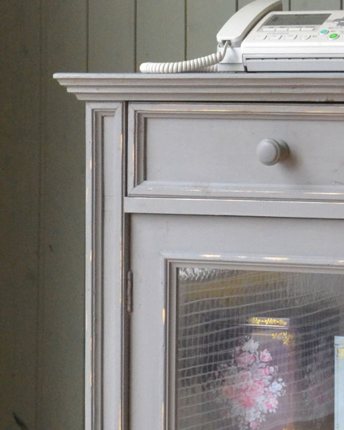 アンティークのキャビネット　アンティーク家具　キッチンにもリビングにもいろんな場所で見せ場を作るアンティーク家具、フランスのガラスキャビネット（ブルーグレー）。フランスらしい彫が扉を彩ります。(d-1238-f)