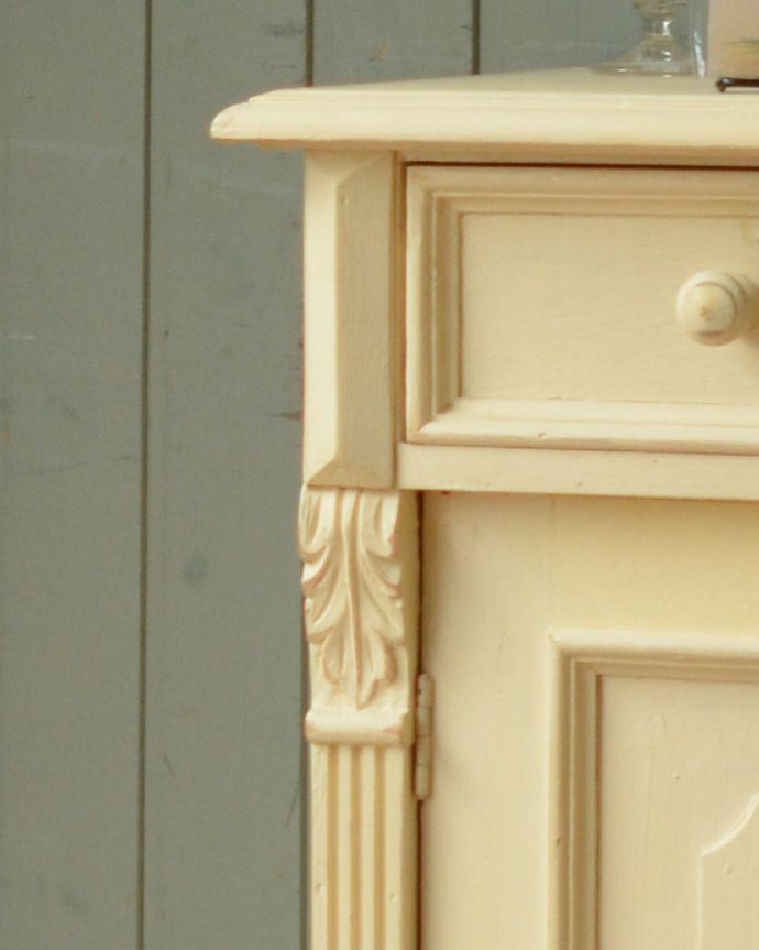 アンティークのキャビネット　アンティーク家具　柔らかいカラーのペイントキャビネット、フランスのアンティーク家具。美しい彫にうっとり。(d-1239-f)