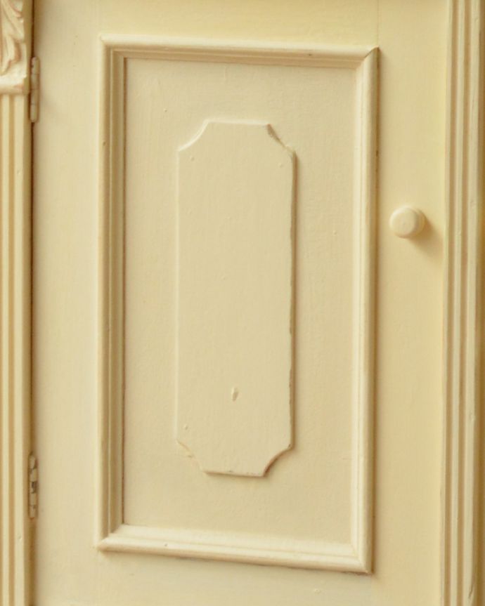 アンティークのキャビネット　アンティーク家具　柔らかいカラーのペイントキャビネット、フランスのアンティーク家具。扉の装飾は、いつにも増して、重厚感のあるデザインで仕上がっています。(d-1239-f)