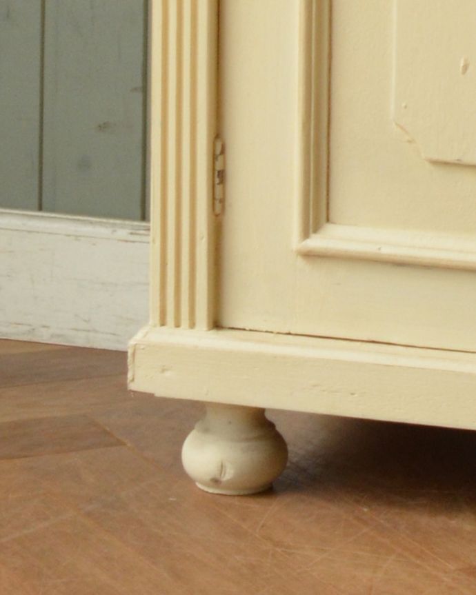 アンティークのキャビネット　アンティーク家具　柔らかいカラーのペイントキャビネット、フランスのアンティーク家具。玉ねぎ形の脚。(d-1239-f)