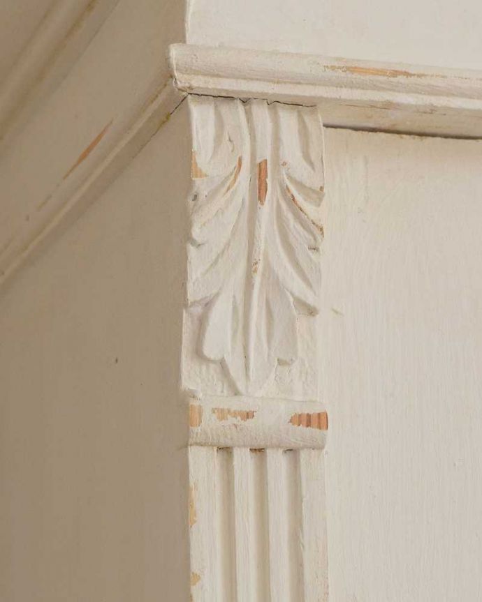 アンティークのキャビネット　アンティーク家具　ガラス扉のオシャレなブックケース、ペイントのアンティークフレンチ家具。やっぱりココがフランスらしい美しい彫にうっとり･･･ポイントポイントの装飾がキレイです。(d-1246-f)