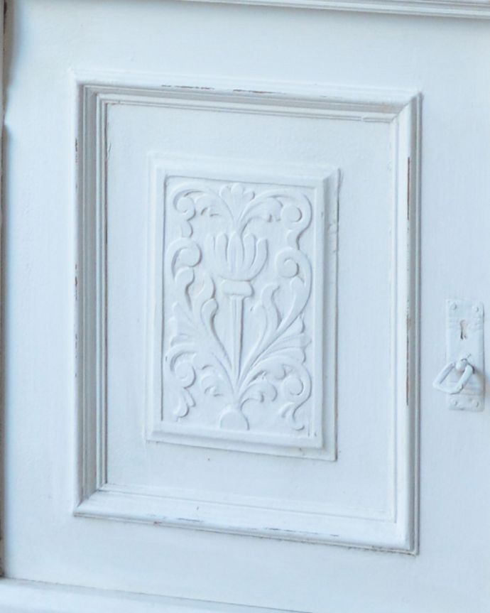 アンティークのキャビネット　アンティーク家具　フランスらしい彫りが美しいキャビネット、フランスのアンティークペイント家具。キャビネットの扉には、美しい彫りを施した装飾があります。(d-1248-f)