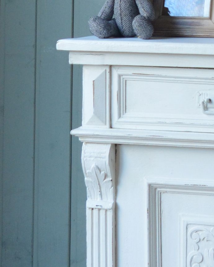アンティークのキャビネット　アンティーク家具　フランスらしい彫りが美しいキャビネット、フランスのアンティークペイント家具。美しい彫にうっとり。(d-1248-f)