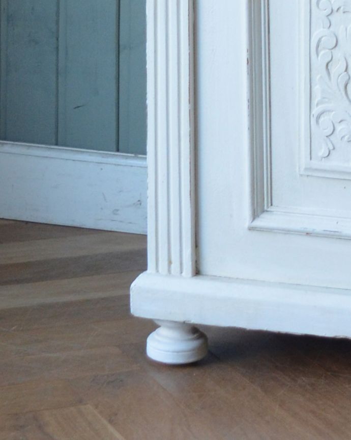 アンティークのキャビネット　アンティーク家具　フランスらしい彫りが美しいキャビネット、フランスのアンティークペイント家具。玉ねぎ形の脚。(d-1248-f)