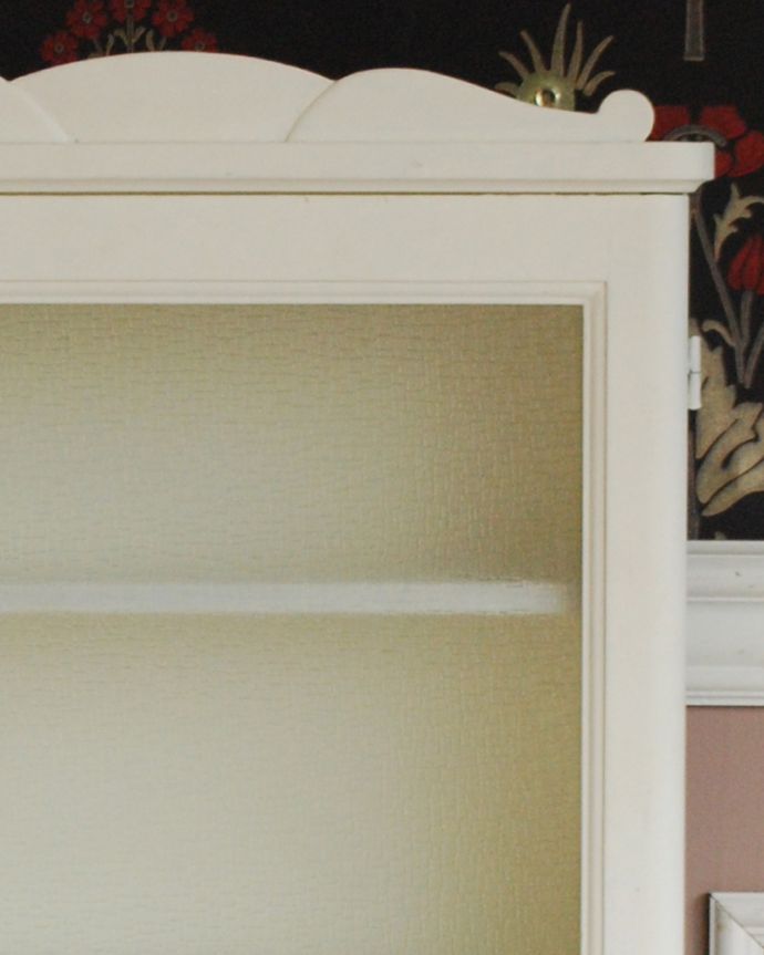 ウォールキャビネット　アンティーク家具　ガラス扉付きのスモールキャビネット、壁につけるアンティーク家具。ガラスもアンティークのものをそのまま使っています。(d-1256-f)