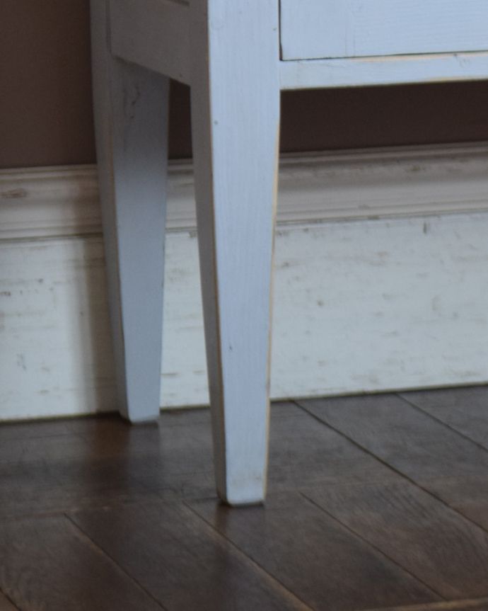アンティークのキャビネット　アンティーク家具　アンティークのフレンチインテリア、引き出しと扉が付いたスモールキャビネット。安定感のある脚がしっかり支えます。(d-1259-f)
