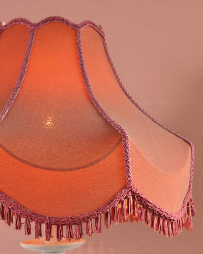 スタンドライト　照明・ライティング　ピンクのシェードが女性らしい、ホワイトスタンドのアンティークフロアランプ（B22型シャンデリア球付き）。。(d-1265-f)