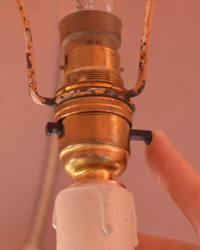 スタンドライト　照明・ライティング　ピンクのシェードが女性らしい、ホワイトスタンドのアンティークフロアランプ（B22型シャンデリア球付き）。。(d-1265-f)