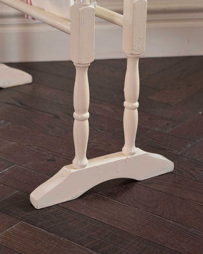 タオルハンガー　アンティーク家具　室内干しが楽しくなるアンティークのアーチ型タオルハンガー（タオルレイル）。移動もラクラクHandleのアンティークの脚の裏には、フェルトキーパーをお付けしていますので、床を滑らせてお使い頂けます。(d-1267-f)