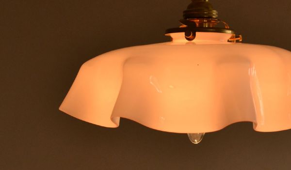 ペンダントライト　照明・ライティング　フランスアンティーク、ピンクのガラスのペンダントライト（コード・シャンデリア電球・ギャラリーA付き）。シェードから漏れる光に癒されます。(d-1274-z)