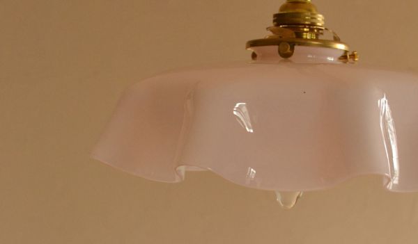 ペンダントライト　照明・ライティング　フランスアンティーク、ピンクのガラスのペンダントライト（コード・シャンデリア電球・ギャラリーA付き）。シェードは、アンティークのため、誤差があったり、キズ、汚れが入っている場合もあります。(d-1274-z)