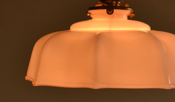 ペンダントライト　照明・ライティング　フランスアンティーク、ピンクのガラスのペンダントライト（コード・シャンデリア電球・ギャラリーA付き）。シェードから漏れる光に癒されます。(d-1275-z)