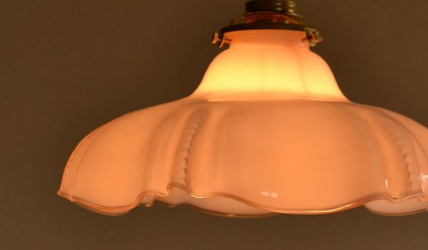ペンダントライト　照明・ライティング　フランスアンティーク、ピンクのガラスのペンダントライト（コード・シャンデリア電球・ギャラリーA付き）。シェードから漏れる光に癒されます。(d-1276-z)