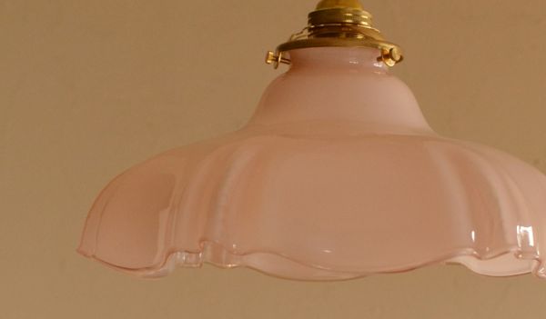 ペンダントライト　照明・ライティング　フランスアンティーク、ピンクのガラスのペンダントライト（コード・シャンデリア電球・ギャラリーA付き）。シェードは、アンティークのため、誤差があったり、キズ、汚れが入っている場合もあります。(d-1276-z)