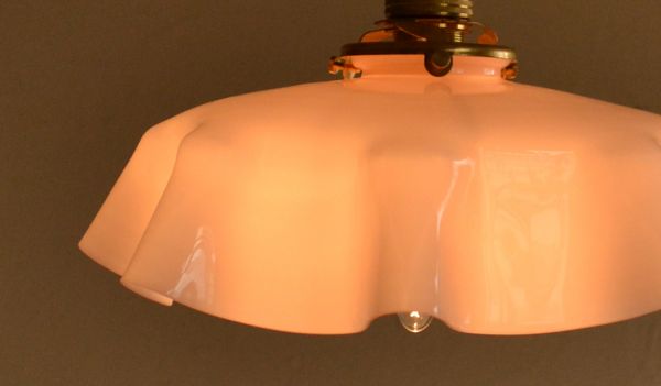 ペンダントライト　照明・ライティング　フランスアンティーク、ピンクのガラスのペンダントライト（コード・シャンデリア電球・ギャラリーA付き）。シェードから漏れる光に癒されます。(d-1279-z)
